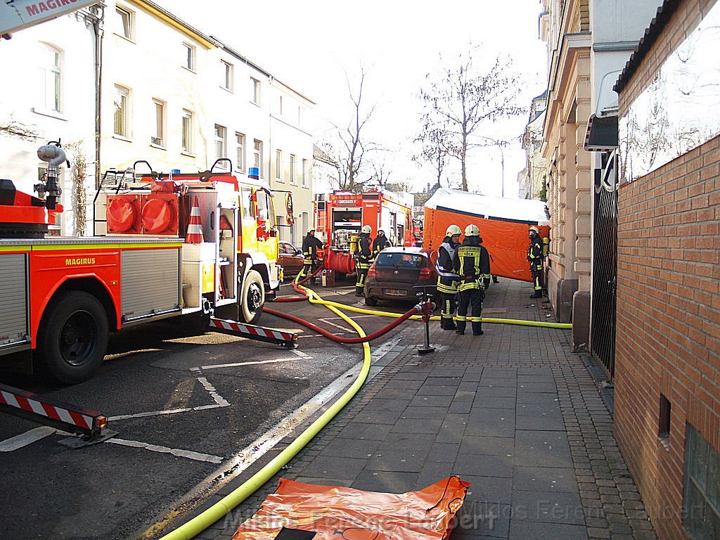Einsatz Feuerwehr SEK Polizei Koeln Nippes Merheimerstr P008.JPG